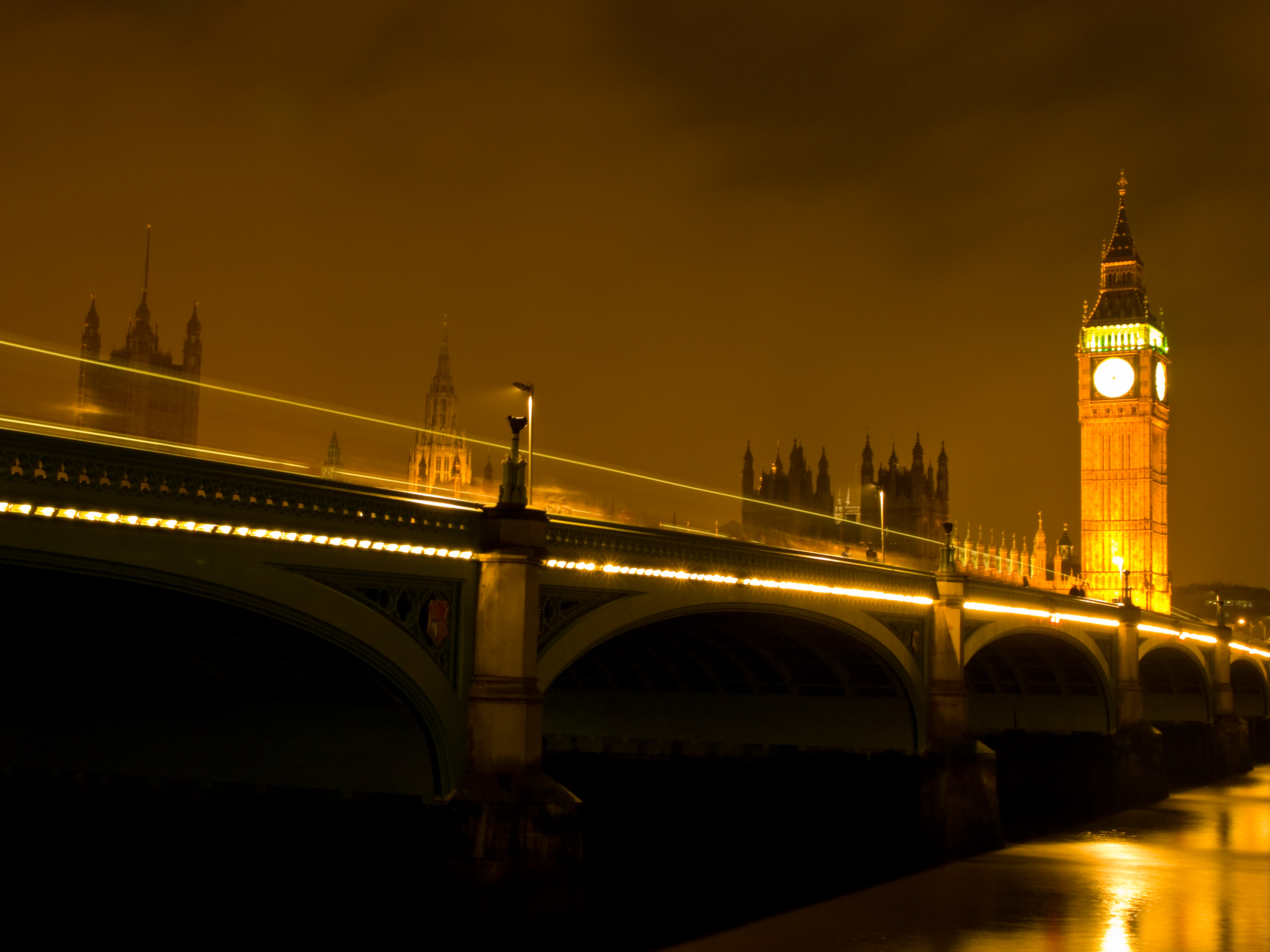 Westminster Bridge e Elizabeth Tower em Londres